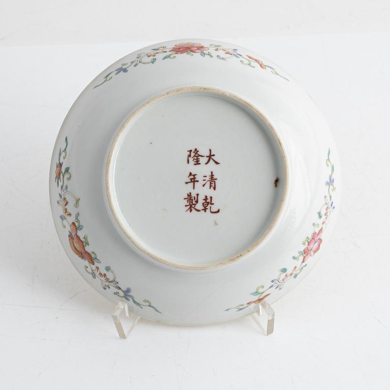 A yellor porcelain dish, Republic Period, 20th century.