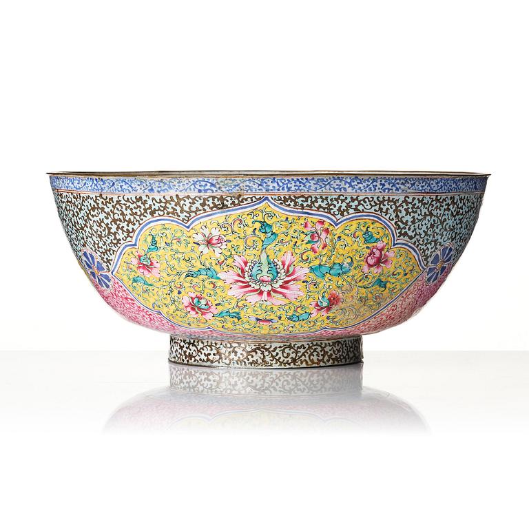 A large enamel on copper bowl, and a cover, Qing dynasty, 18th century.