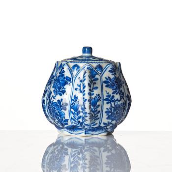 A blue and white tea pot with cover, Qing dynasty, Kangxi (1662-1722).