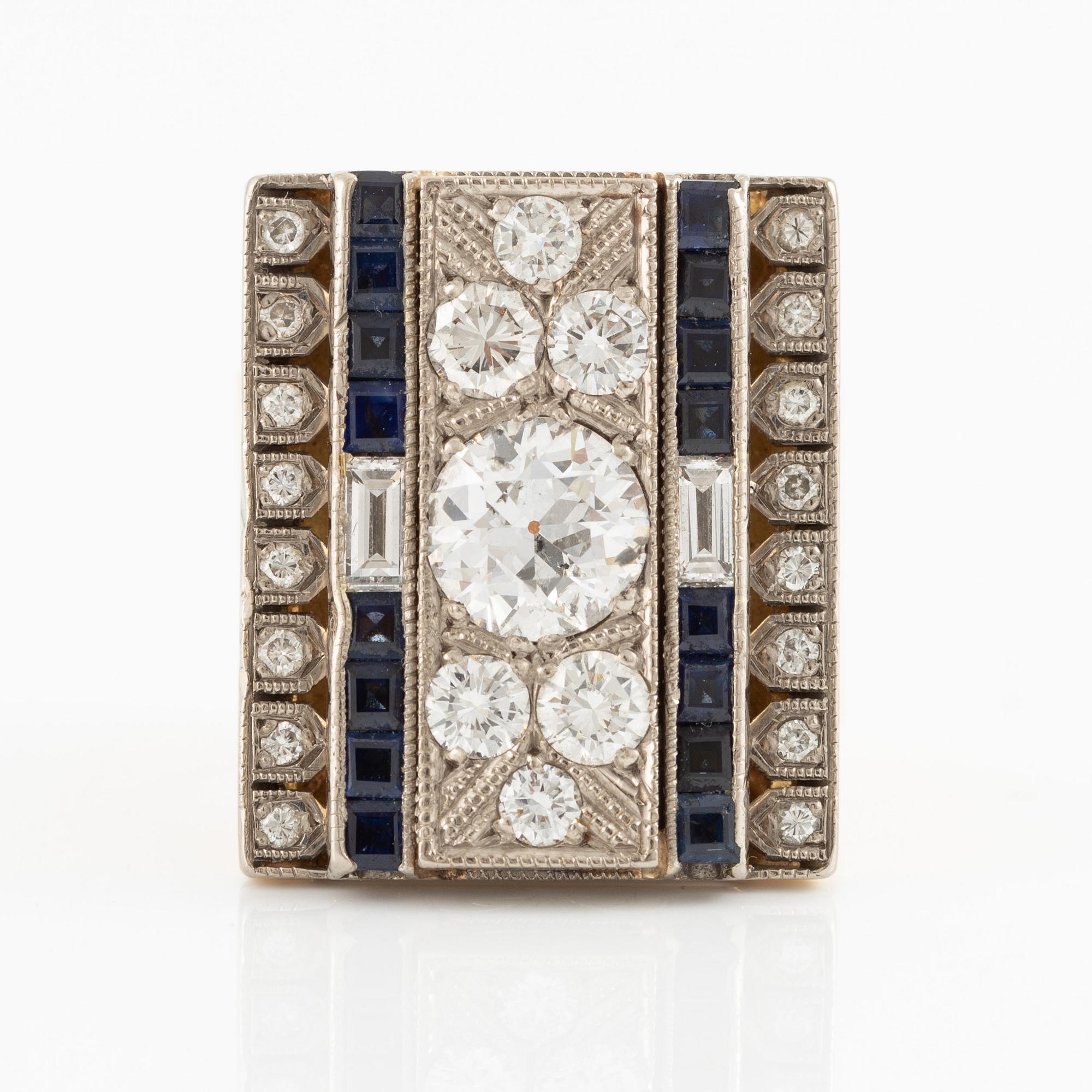Ring 18K guld med gammalslipad diamant, briljantslipade och baguetteslipade diamanter samt carréslipade safirer.
