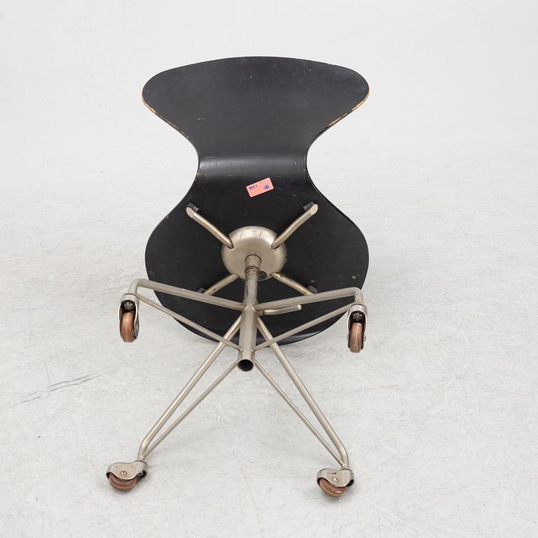Arne Jacobsen, a model 'Seven' desk chair, Fritz Hansen, Denmark, 1950's/60's.