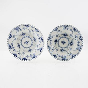 Royal Copenhagen, djupa tallrikar, 14 st, porslin, "Musselmalet helblonde", Danmark.