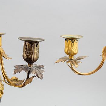Kandelabrar för tre ljus, ett par, troligen England 1700-tal.