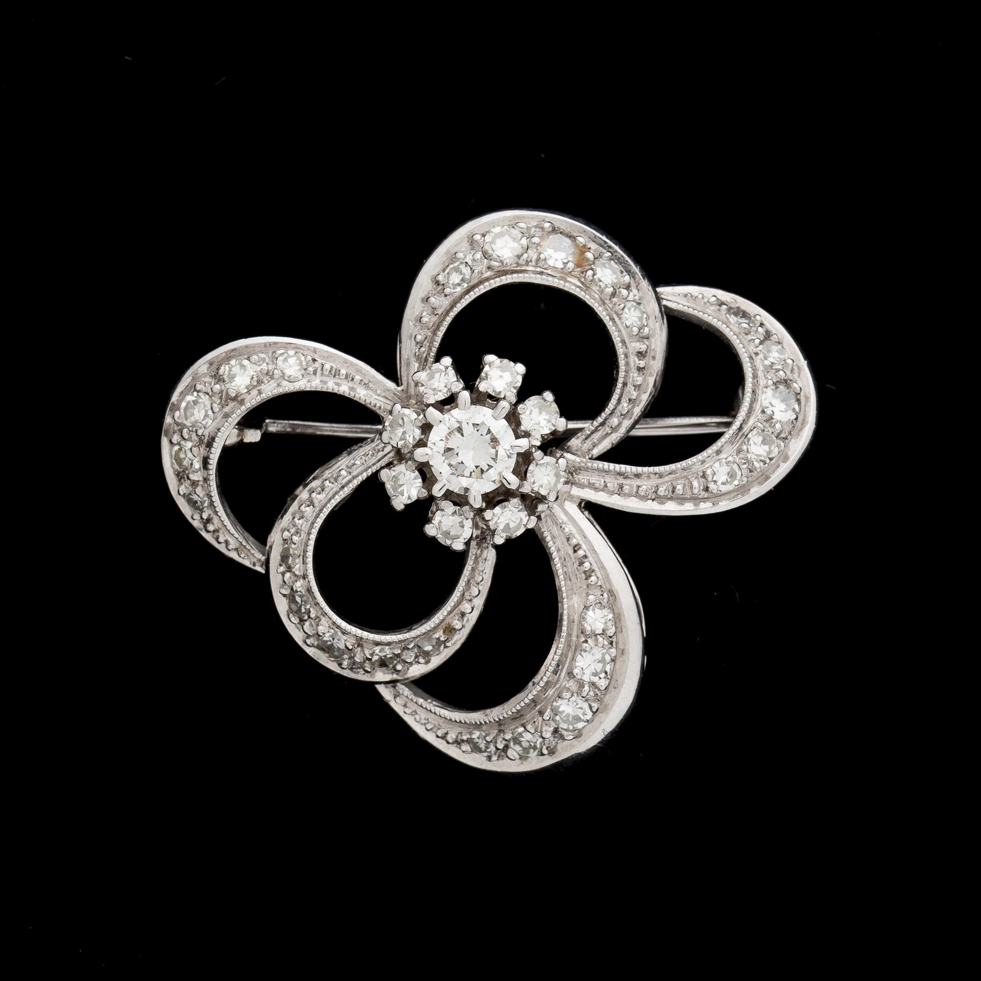 BROSCH, 10k vitguld med briljantslipade samt åttkantslipade diamanter ca 0,50ct. Vikt ca 5g.