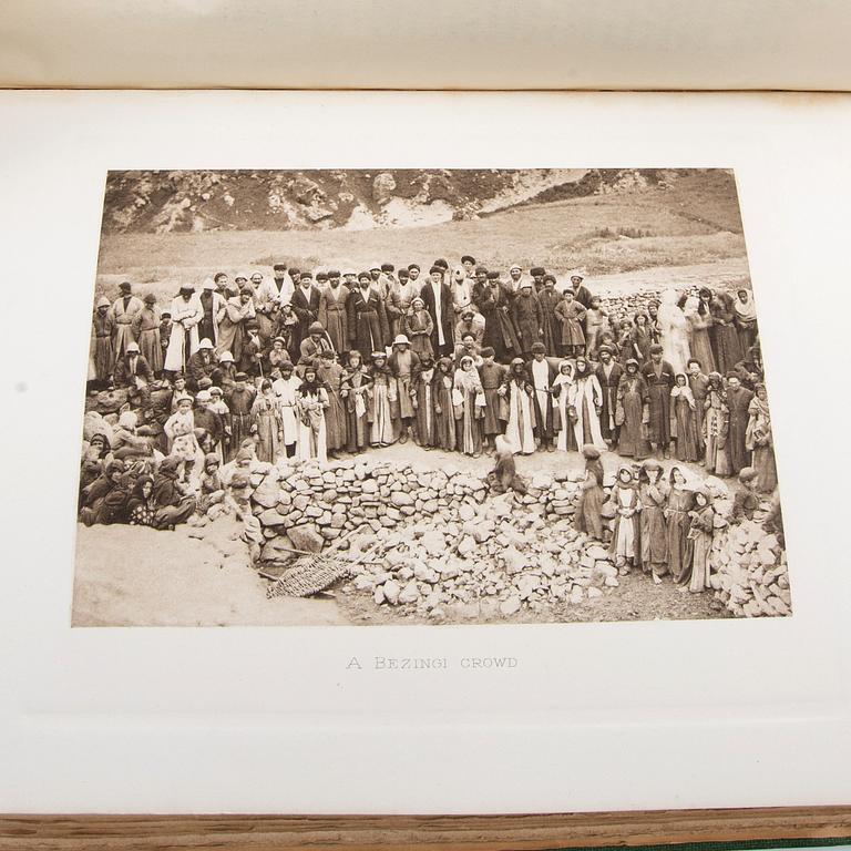 Freshfield, Douglas W.: The Exploration of the Caucasus. Förstaupplaga 1896. 2 band. Fotograf Vittorio Sella.