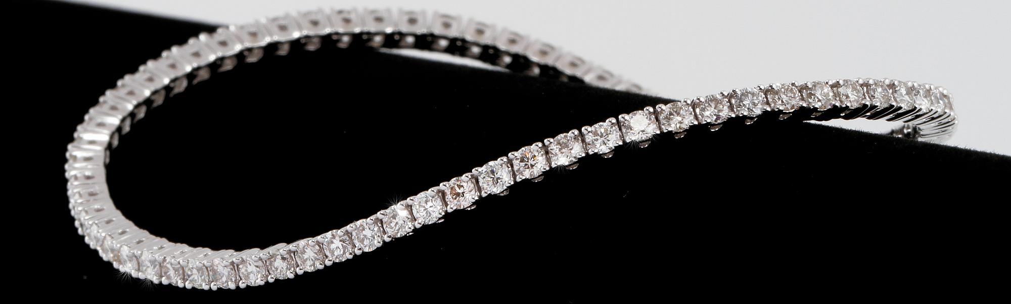 ARMBAND, 18K vitguld med 72 briljantslipade diamanter, totalt ca 3.01 ct. Vikt 10 g.