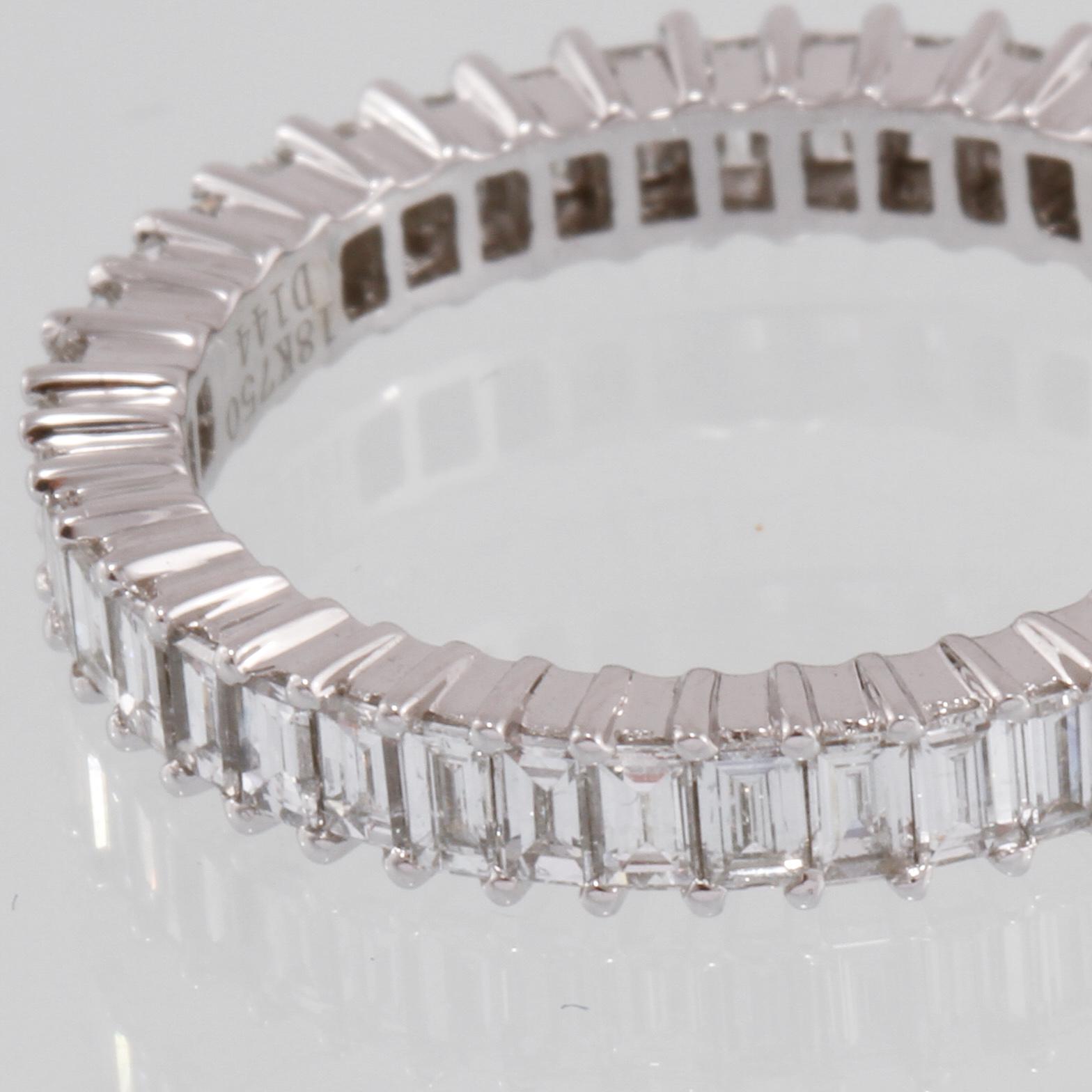 RING, 18k vitguld med baguettslipade diamanter, 1.44 ct. Vikt 3 g.