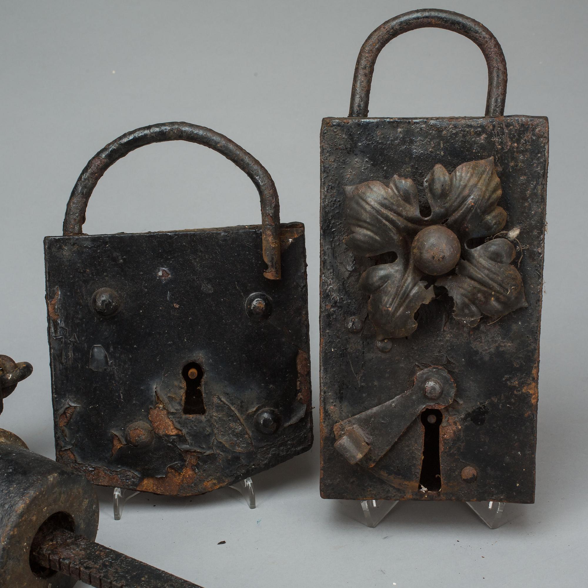 LÅS, 2 st, och BESSMAN, järn.