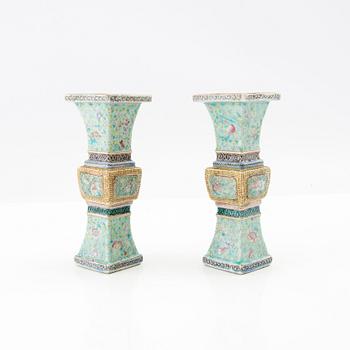 Miniatyrvaser ett par Kina Qingdyanstin sent 1800-tal/1900-tal porslin.