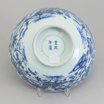 A blue and white porcelain bowl, Qing dynasty, late 19th century.