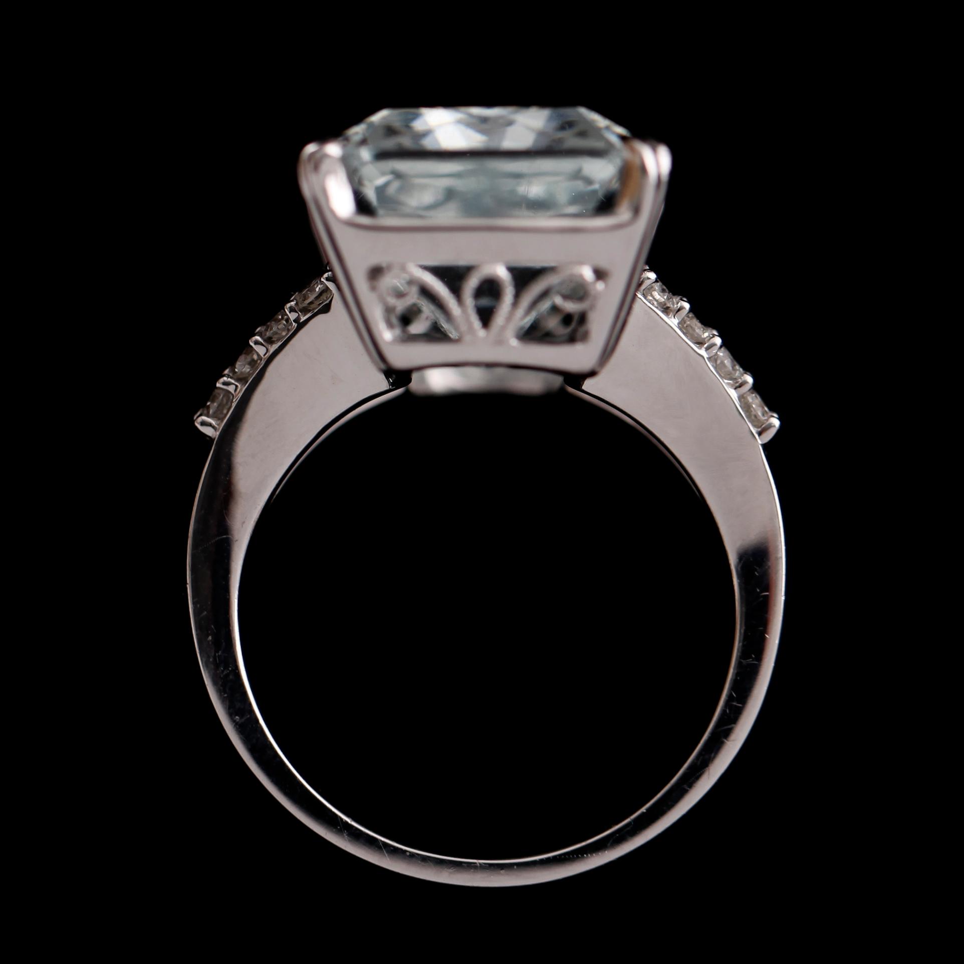 RING, 18 k vitguld, med akvamarin 16.95 ct samt briljantslipade diamanter.