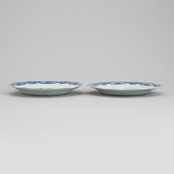 TALLRIKAR, ett par, kompaniporslin. Qingdynastin, Qianlong (1736-95).