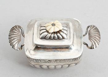 SOCKERSKRIN med lock, silver, Ryssland 1830-tal. Vikt ca 289 gram.