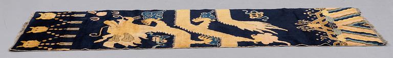 MATTO, PILLAR RUG, an old Chinese, possibly Ningxia, ca 236,5-237 x 76,5 cm (as well as ca 1 cm flat weave at the ends).