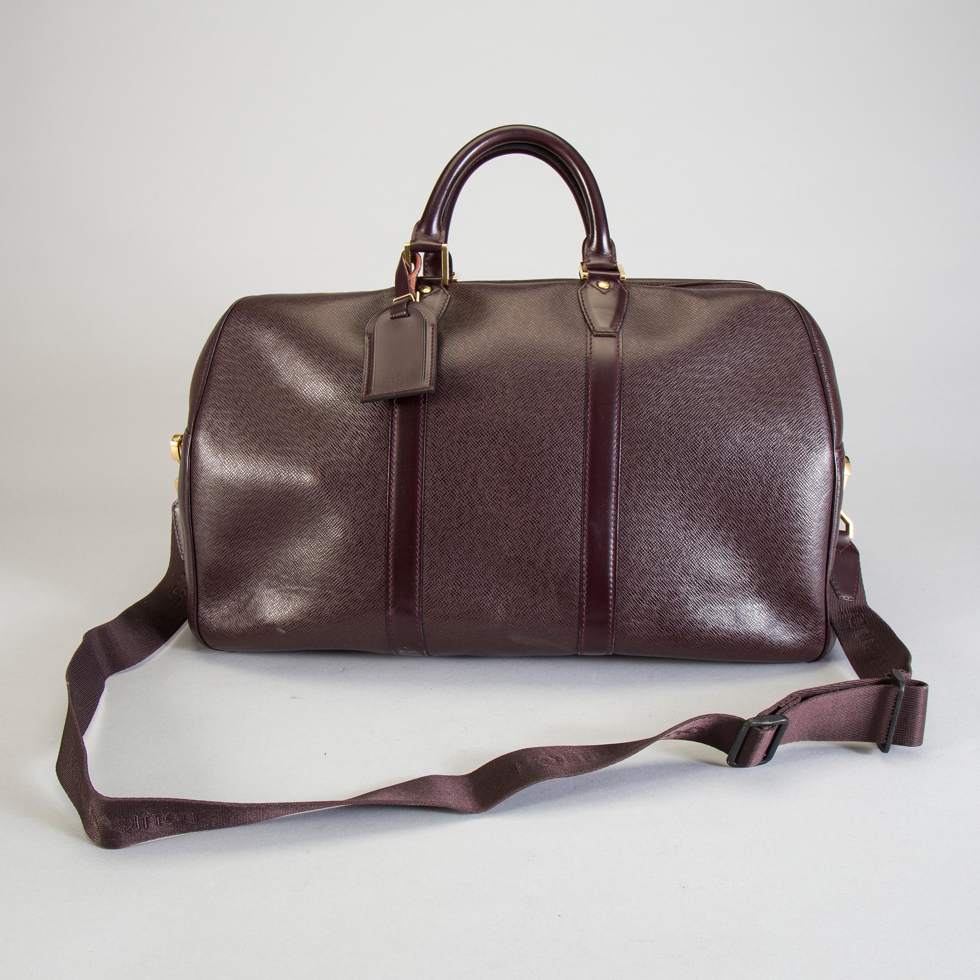 A Louis Vuitton "Kendall Taiga" weekendbag.