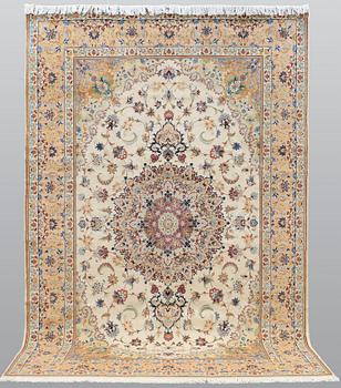 A carpet, Tabriz, ca 385 x 247 cm.