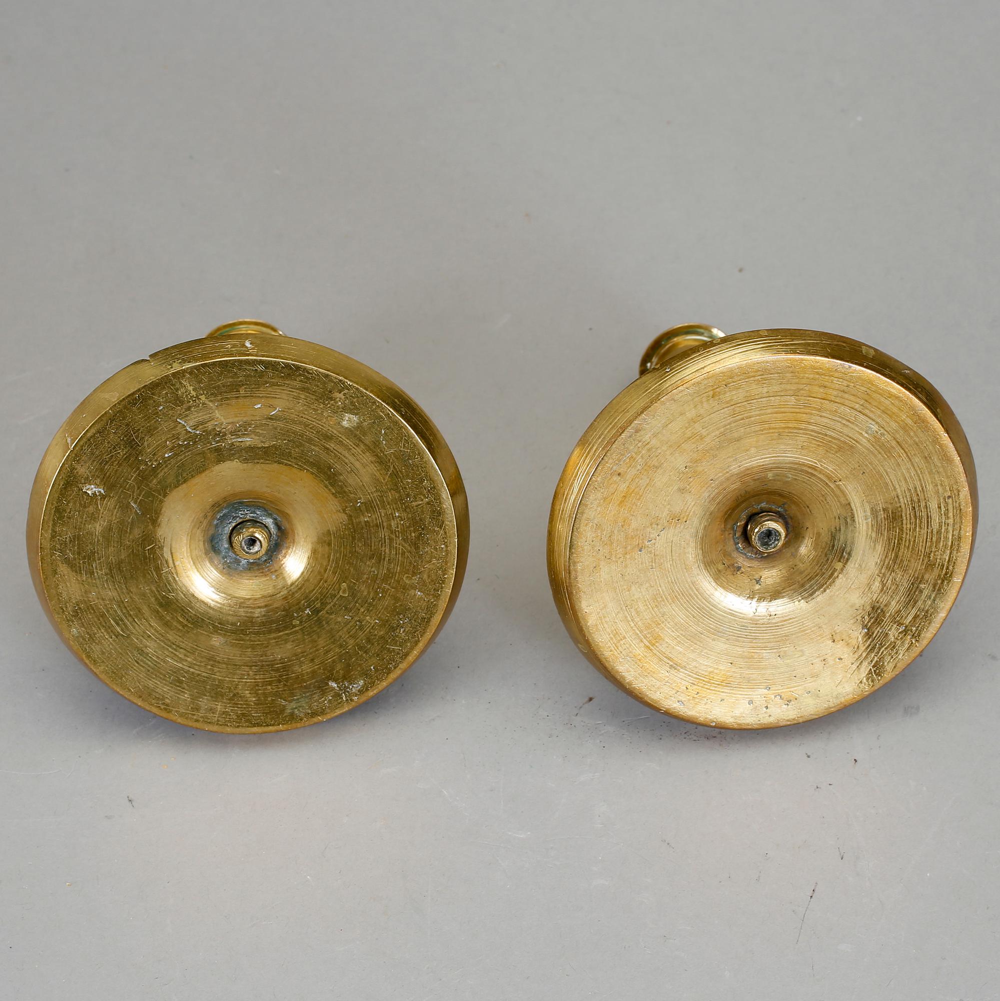 LJUSSTAKAR, 2 st närmast identiska, mässing. Senbarock, 1700-talets mitt.