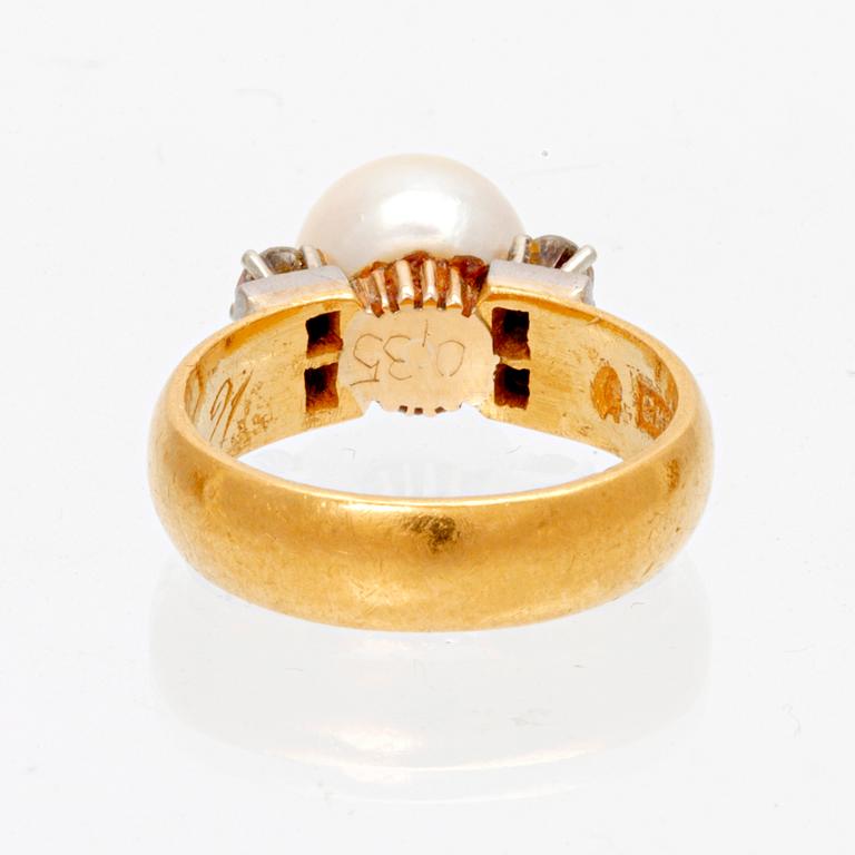 A 23K white and red gold ring with round brilliant cut diamonds and a cultured pearl.