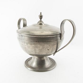 Tureen with lid, second half of the 1800s, possibly Germany.