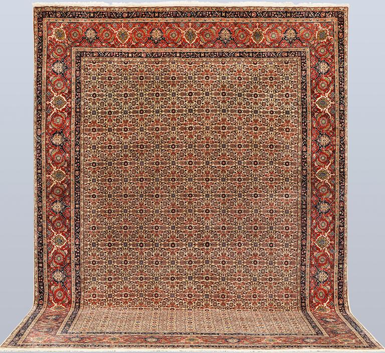 A Sarouk carpet, approx. 337 x 243 cm.