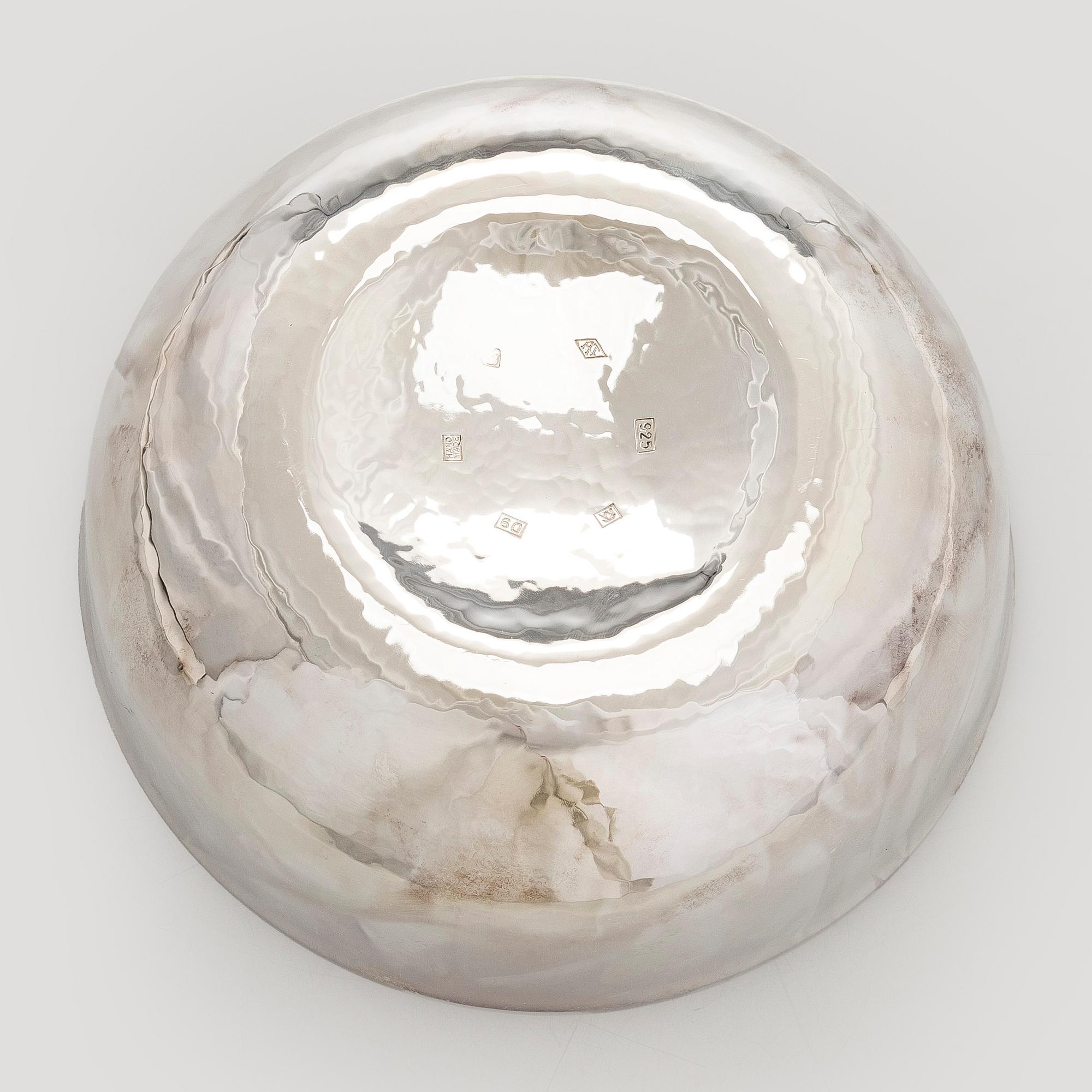 A. Tillander, malja, sterlinghopeaa ja emalia. Turku 2005.