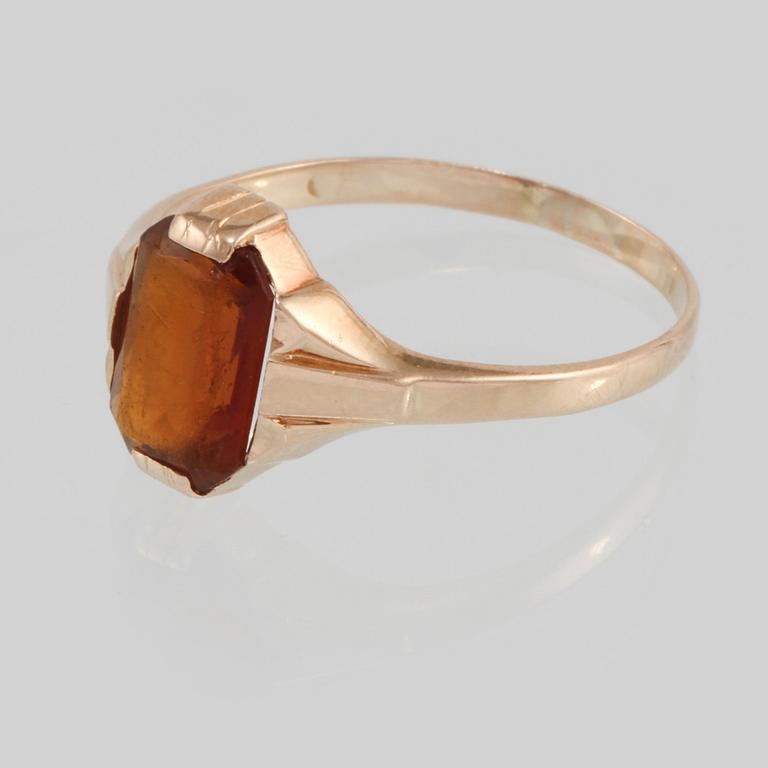 RING, 18K guld med fasettslipat glas, utländska stämplar. Vikt 2,1 gram.