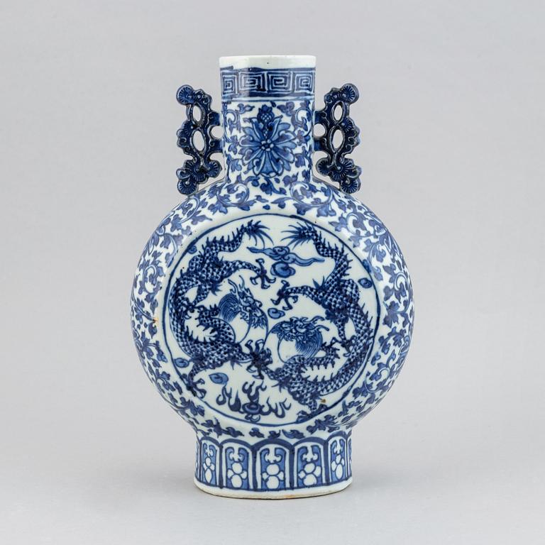 A blue and white porcelain moon flask, second half of the 19th century.