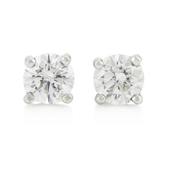 521. A pair of platinum earrings with round brilliant-cut diamonds.
