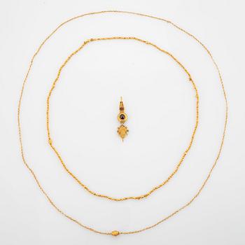 Two gold necklaces and an earring set with pearls and garnets, presumably Greco-Roman from the early centuries A.D.