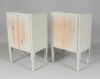 SÄNGBORD, 1 par, gustaviansk stil, 1900-talets andra hälft.
