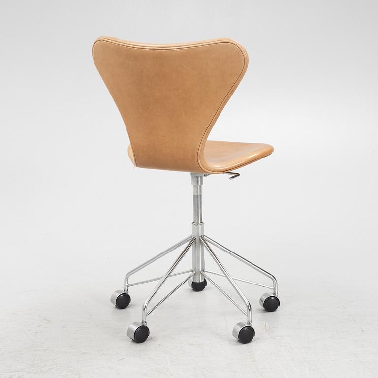 Arne Jacobsen, skrivbordsstol, "Sjuan", Fritz Hansen.