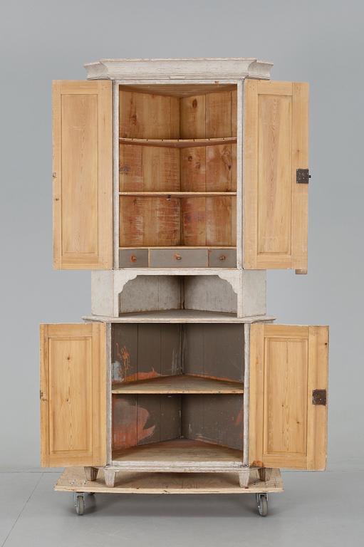 HÖRNSKÅP, gustavianskt provinsarbete, 1800-tal.