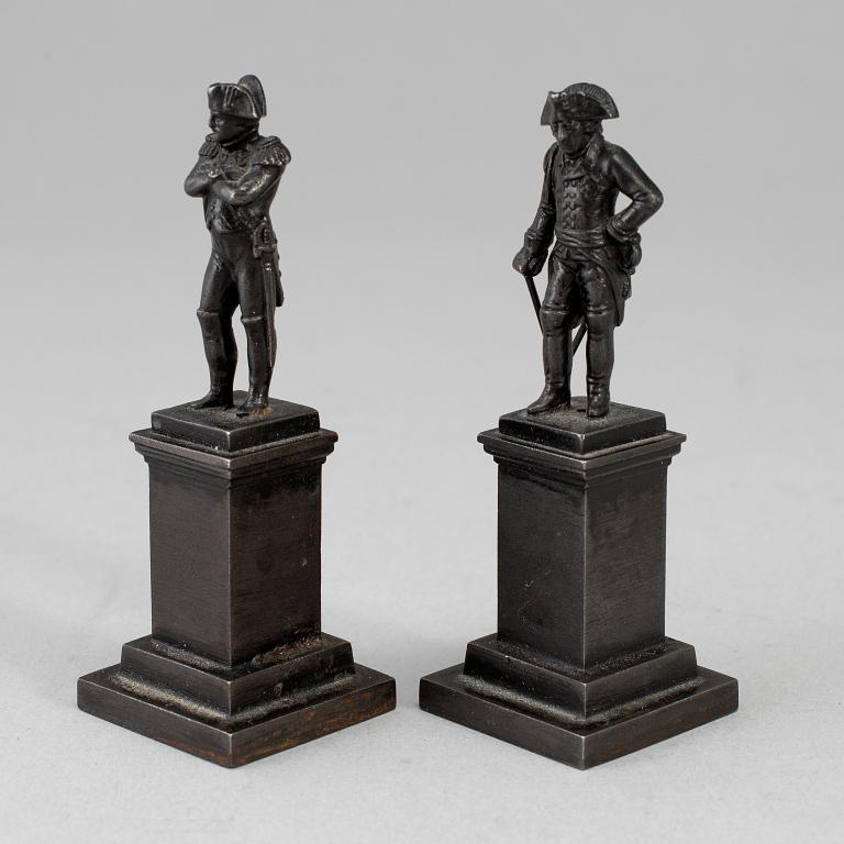 FIGURER, två stycken, gjutjärn, Empire, 1800-talets första hälft.