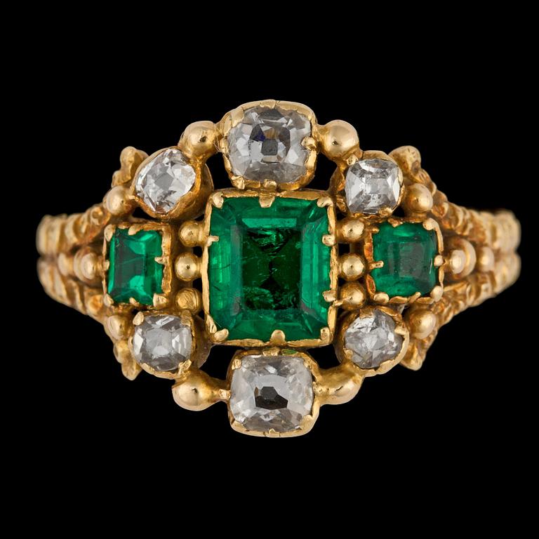 RING, trappslipad smargd samt antikslipade diamanter, ca 1850.