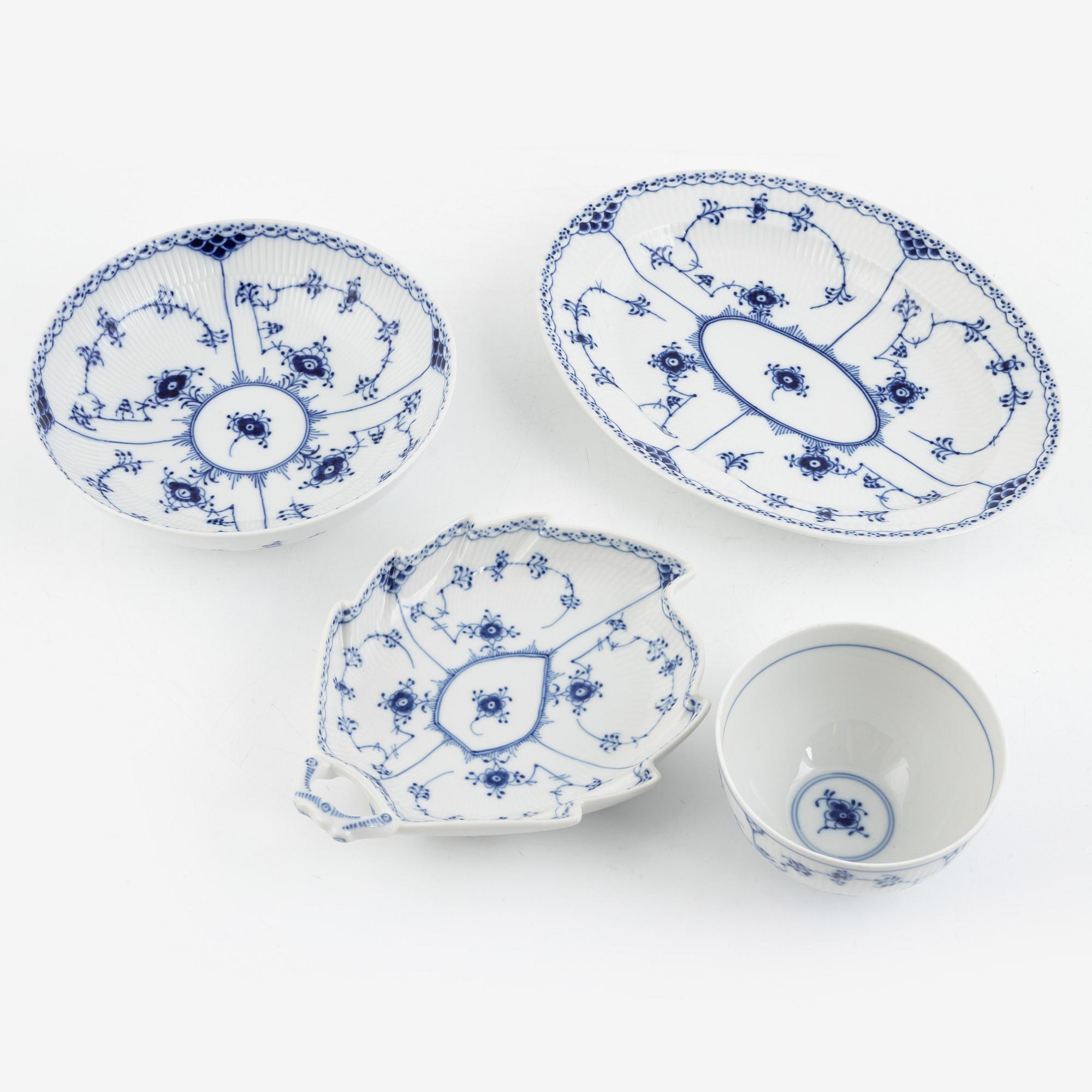 Mat- och kaffeservis, 76 delar, porslin, "Musselmalet", Royal Copenhagen, Danmark.