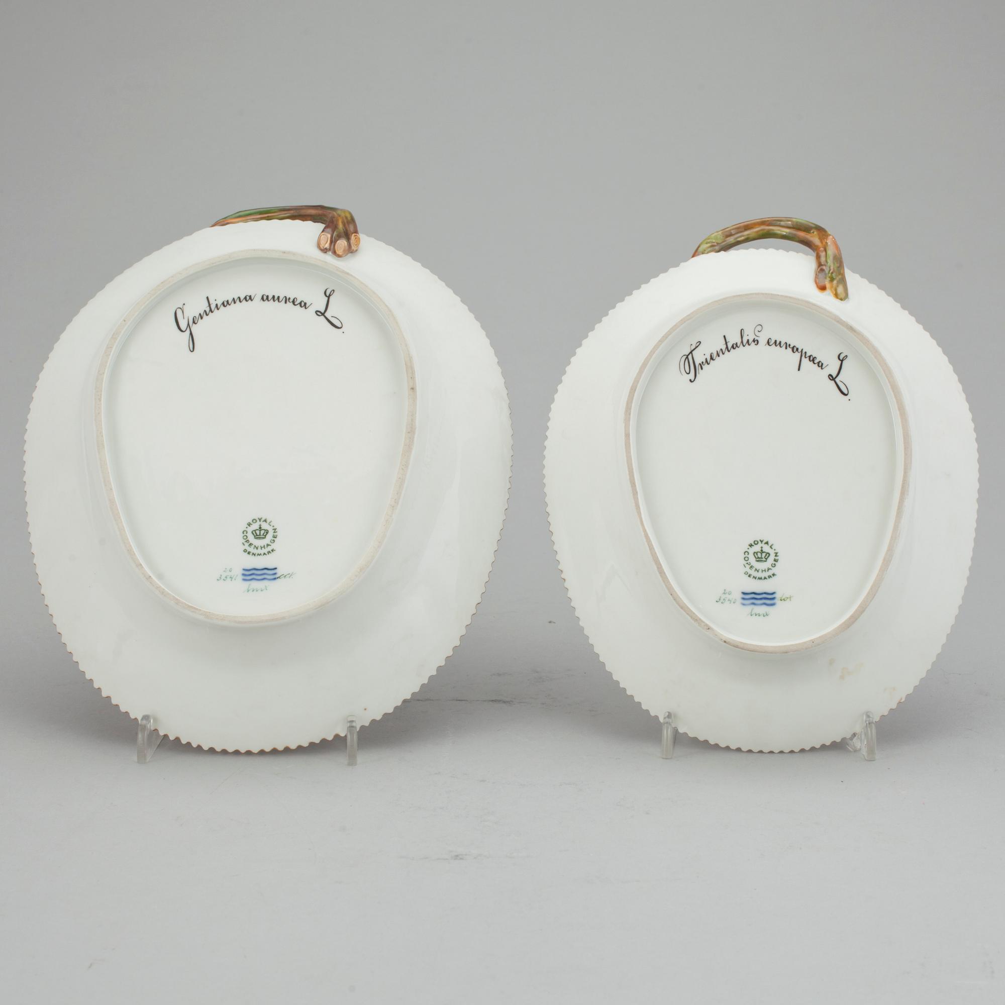 FAT, 2 stycken, porslin, "Flora Danica", Royal Copenhagen.