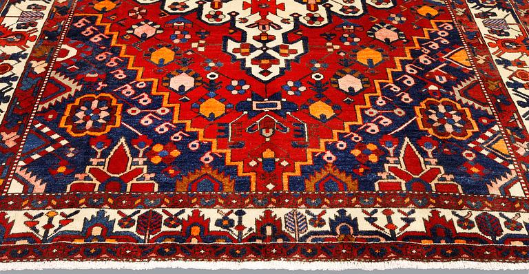 A Bakhtiari carpet, approx. 318 x 223 cm.