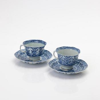 Koppar med fat, 2 stycken, porslin, Qingdynastin, omkring 1900.