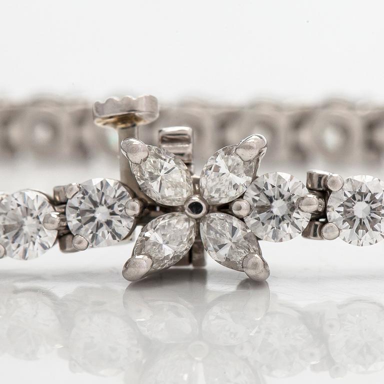 Tiffany & Co, "Victoria" tennisrannekoru, platinaa sekä briljantti- ja marquisehiottuja timantteja.