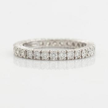 Ring with brilliant-cut diamonds.