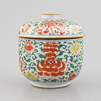 A Chinese wucai porcelain jar with cover, 17th century.