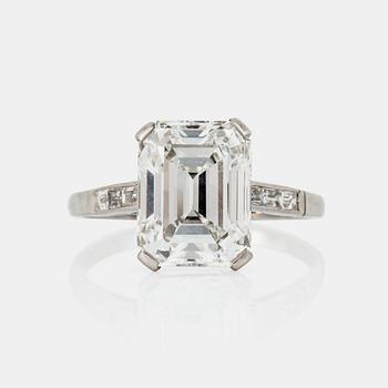 1284. A 5.53 ct emerald-cut diamond, F/VVS2, ring. Center stone flanked by 6 bagutte-cut diamonds. GIA certificate.