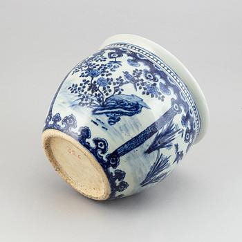 A large blue and white flower pot, Qing dynasty, 19th Century.