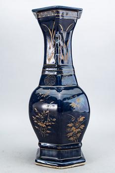 A blue vase, Qing dynasty, 19th Century.