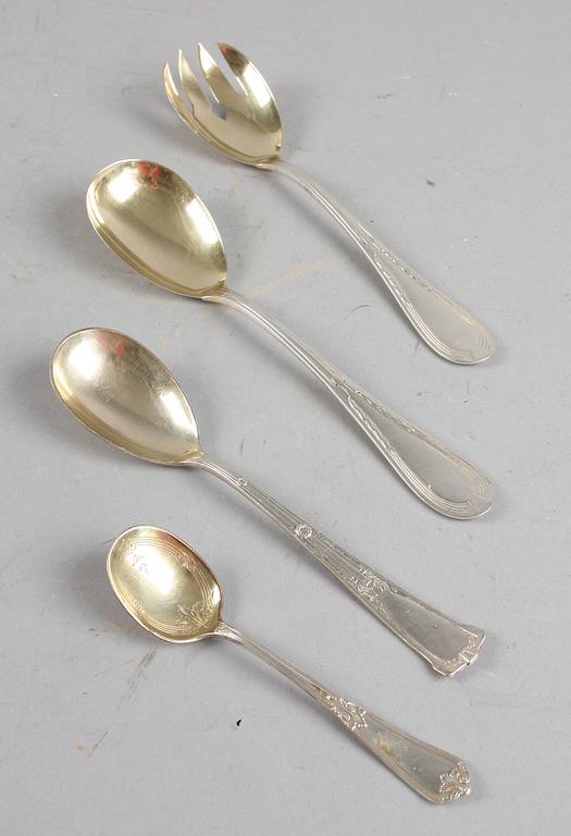 SERVERINGSBESTICK, ett par. Silver, C.G Hallberg 1918. SKEDAR, 12+1. Silver, Anna Östergren 1908-1910. Tot ca 450 gr.