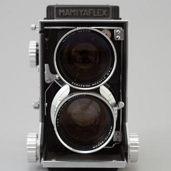 A Japanese Mamiyaflex C2 camera with Mamiya-Sekor 13,5 1:4,5 lens.