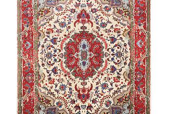 A Tabriz carpet, part silk, 50 raj, c. 204 x 154 cm.