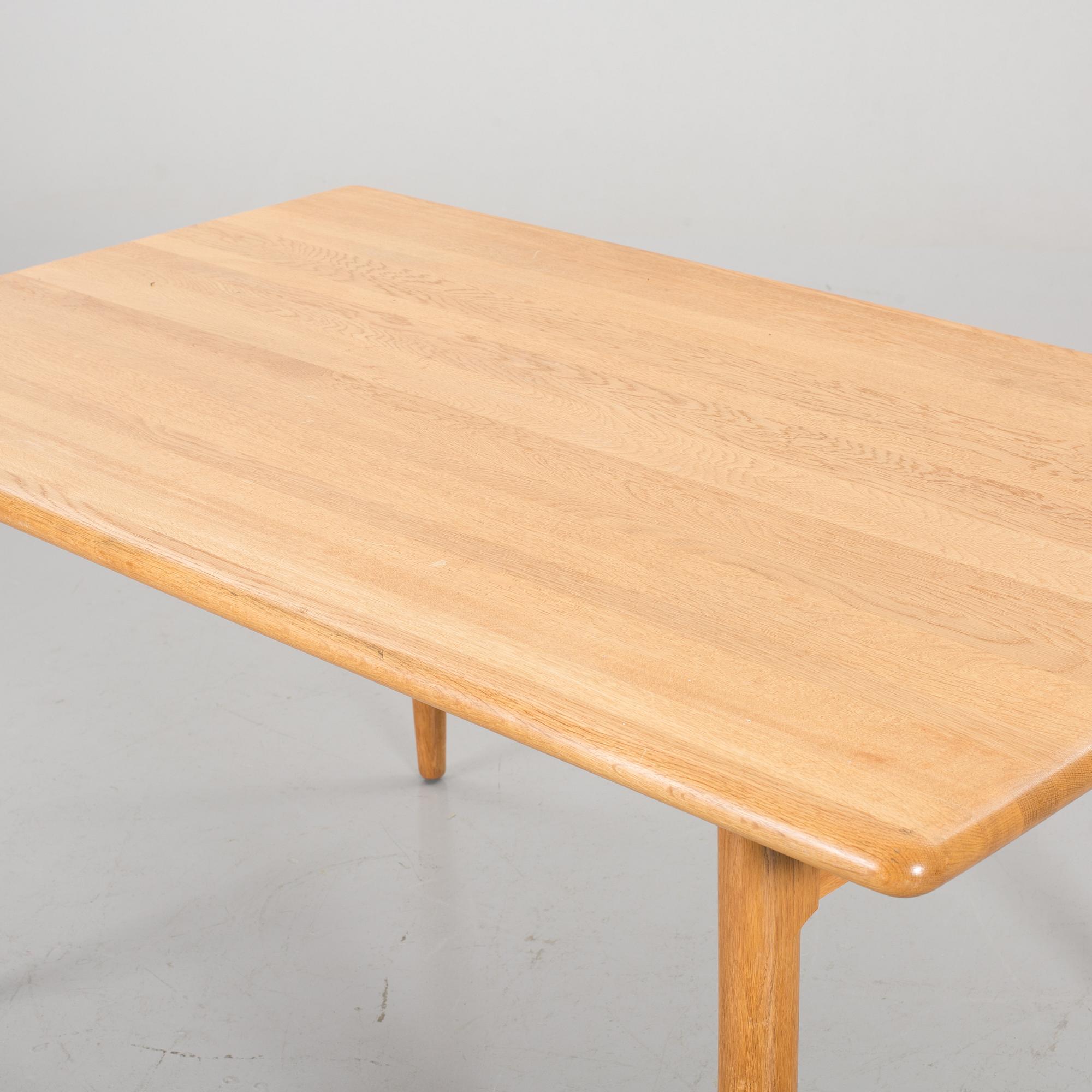 A SET OF 4 CHAIRS AND A TABLE BY Niels O Möller.