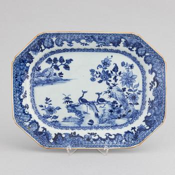 A blue and white porcelain serving dish, Qianlong (1736-95).