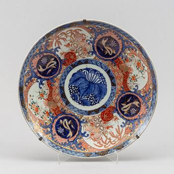 A Japanese large imari charger, Meiji period (1868-1912).